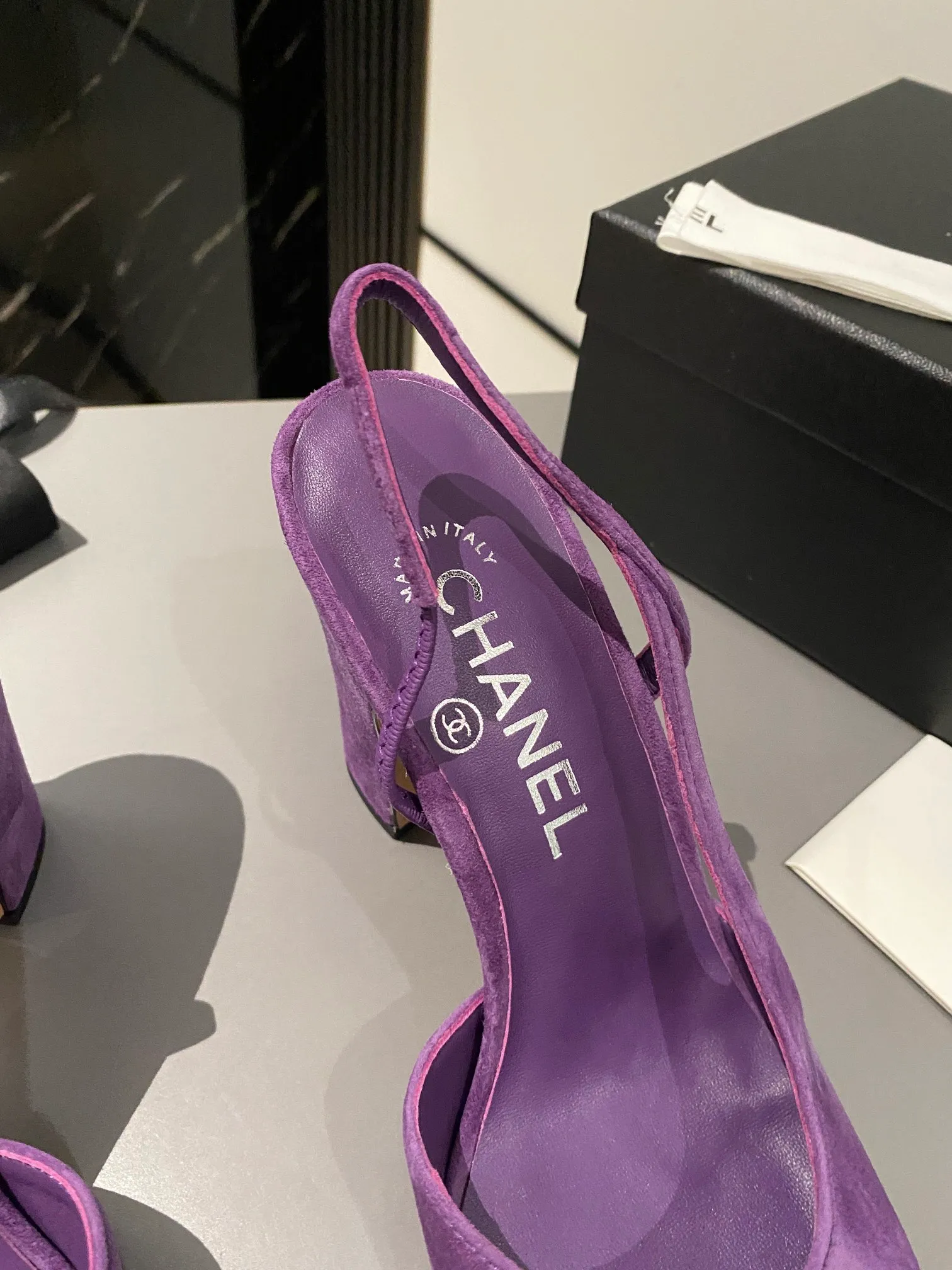 👟👟Ex-factory price 520👟👟 Purchase grade, high-heeled version, Chanel classic slingback sandals. We have been making this model for the past few years. This year, we will re-purchase the version and make a detailed copy again. I found that the upper lines and body comfort of the new version have been slightly adjusted! The brand won't say anything because the overall appearance difference is not big and it doesn't affect wearing. All colors now produced are produced according to the latest styles! What you buy is the latest classic model from the counter, made of imported mixed sheepskin surface material, imported mixed sheepskin, and Italian imported cowhide leather soles! High heels 9.5cm Size: 35-39 Other sizes can be customized (customized sizes 34, 40, 41, 42, 43 are non-refundable and non-exchangeable)
